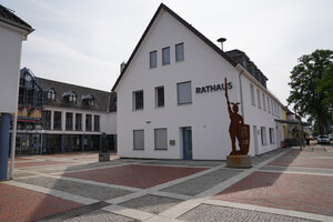 Bild vergr&ouml;&szlig;ern: Hermann-Statue vor dem Rathaus