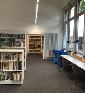 Bild vergr&ouml;&szlig;ern: Bücherei Hochkant für Mitteilungen