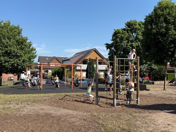 Spielende Kinder auf dem Pausenhof